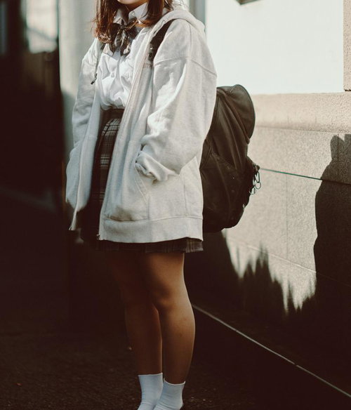 パーカーを羽織った女子高生