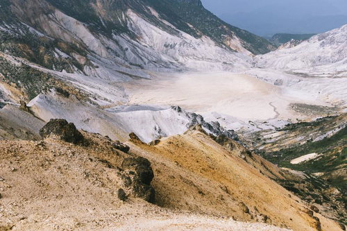 馬の背から見下ろす安達太良山の爆裂火口と硫黄鉱物