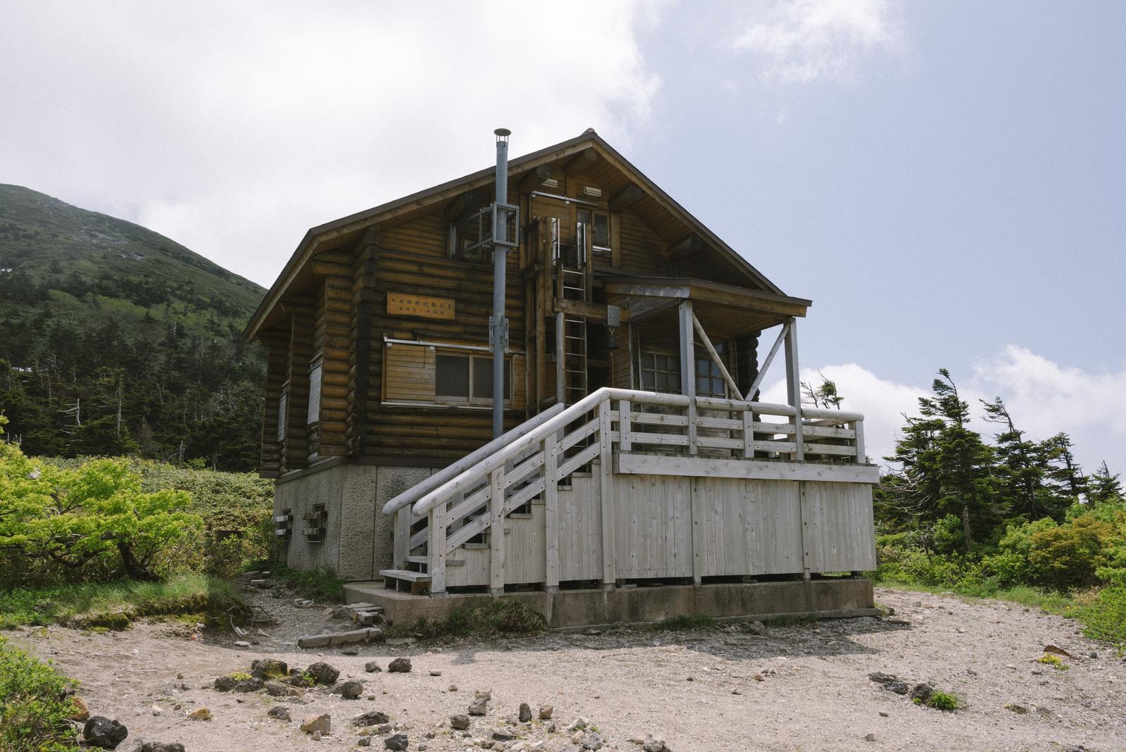 八甲田山の丸太作りの山小屋・大岳ヒュッテと周囲の自然