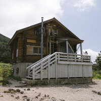 八甲田山の山小屋・大岳ヒュッテの外観と登山道の写真