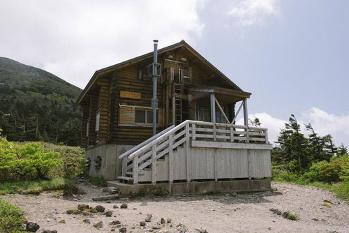八甲田山の山小屋・大岳ヒュッテの外観と登山道