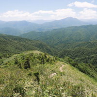 日本百名山の燧ヶ岳から広がる山々を望む登山道の写真