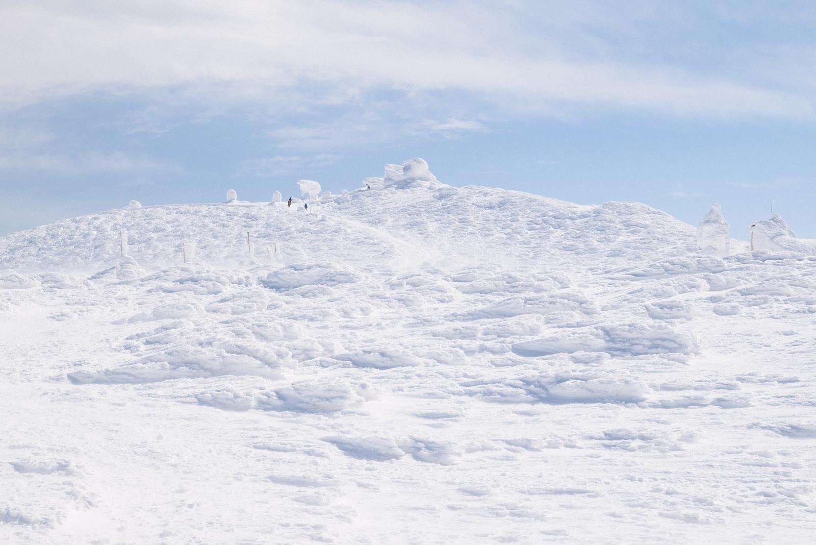 蔵王の刈田岳山頂付近の外輪に樹氷が立ち並ぶ雪山の景色