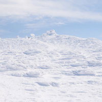 蔵王・刈田岳山頂の外輪の景色 樹氷と雪化粧された冬の山並みの写真