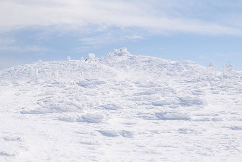 蔵王・刈田岳山頂の外輪の景色 樹氷と雪化粧された冬の山並み