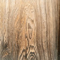 天然木の一枚板に浮かぶ木目と年輪のテクスチャーの写真