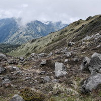 生気のない山肌が続く焼岳の写真