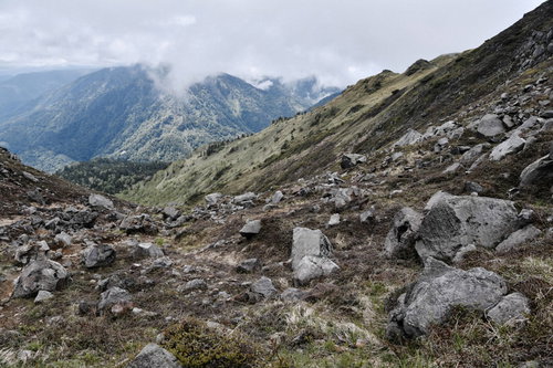 生気のない山肌が続く日本百名山の焼岳の岩場風景