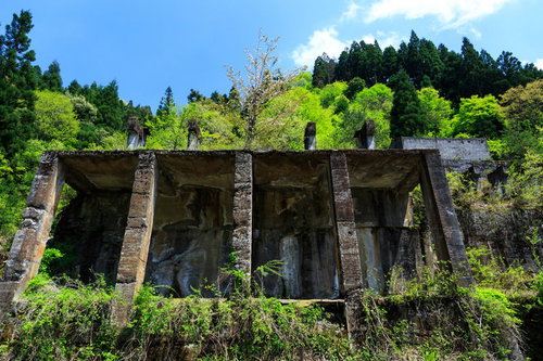 今にも崩れそうな土倉鉱山跡のコンクリート廃墟