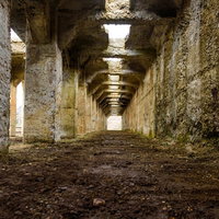 太子駅跡の廃線トンネル、連続する石造りアーチの写真