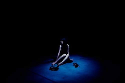 バッドエンド、暗闇で絶望する女性の心理描写