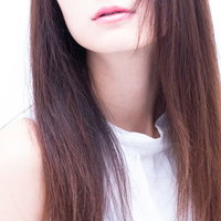 白い服を着た女性の口元とストレートロングヘアの写真