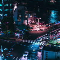 夜の水上バス乗り場前の交差点の夜景の写真