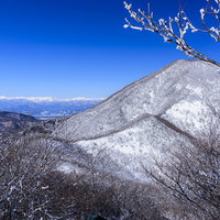 赤城山とアルプスの山々を望む雪化粧の景色の写真