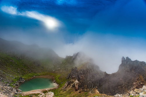 日暈と焼岳山頂の爆裂火口、エメラルドグリーンの火山湖