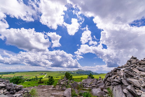 美ヶ原の登山道脇に積まれたケルンと高原の景観