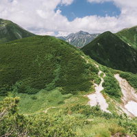 弓折尾根から眺める鷲羽岳と連なる北アルプスの山々の写真