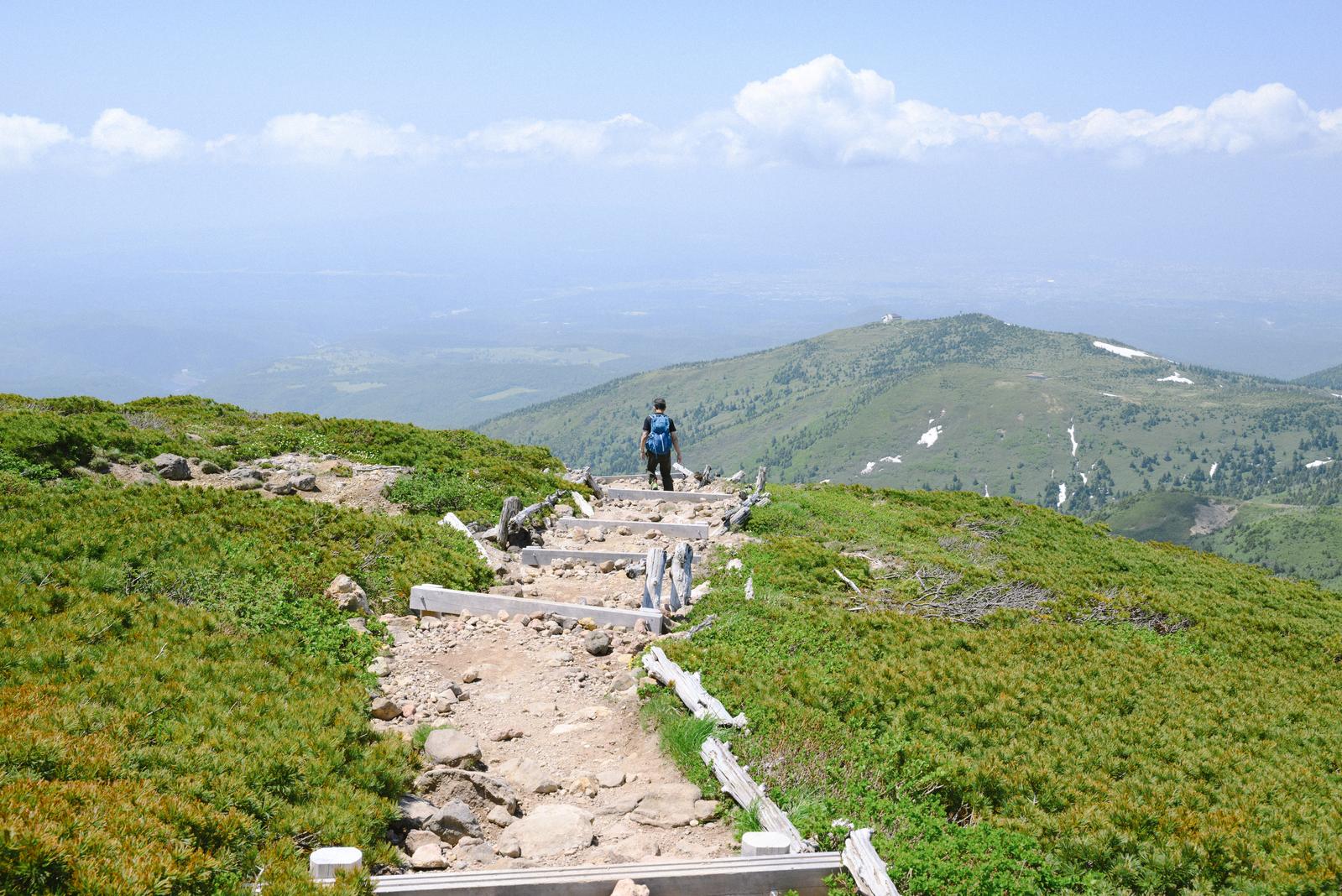 八甲田山の登山道を下山する人