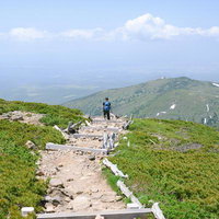 八甲田山山頂からロープウェイ方面へと下山する人の写真