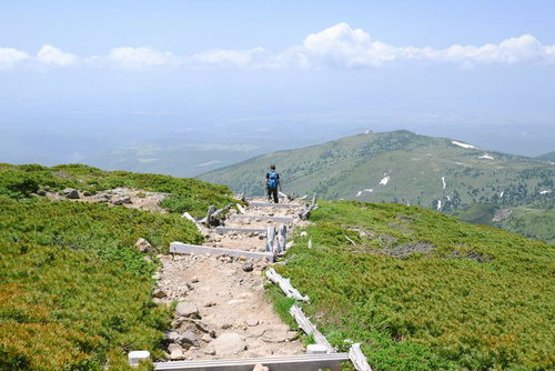 八甲田山山頂からロープウェイ方面へと下山する登山者