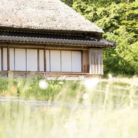 うたた寝が気持ちよくできそうな、うたたねの里の古民家の縁側の写真