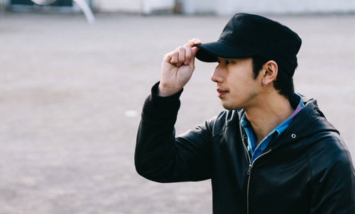 黒いキャップをかぶった若い日雇い労働者の横顔