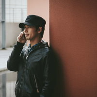 掲示板で知り合った女性が待ち合わせ場所にこない、スマホで連絡を試みる男性の写真