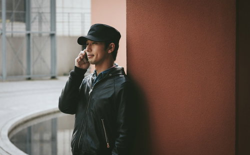 掲示板で知り合った女性が待ち合わせ場所にこない、スマホで連絡を試みる男性