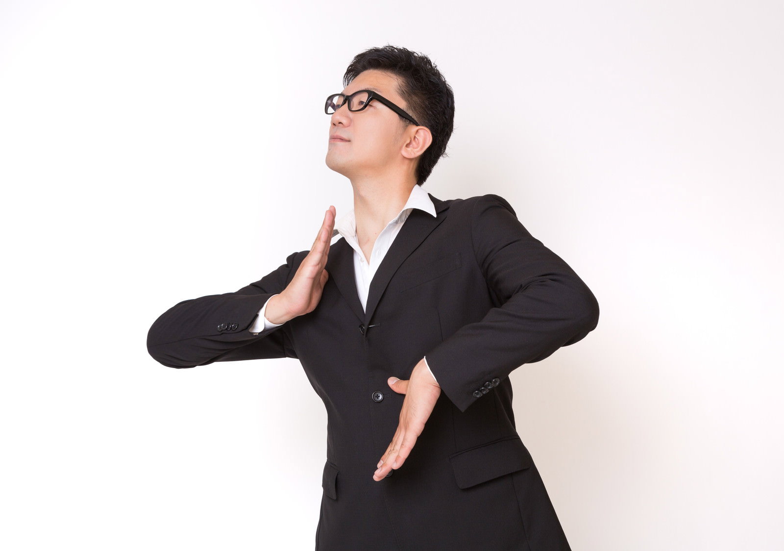黒スーツの眼鏡男性がコミカルなポーズをとっている［モデル：ozpa］