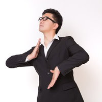 不思議な踊りをはじめたスーツ姿の眼鏡男子の写真