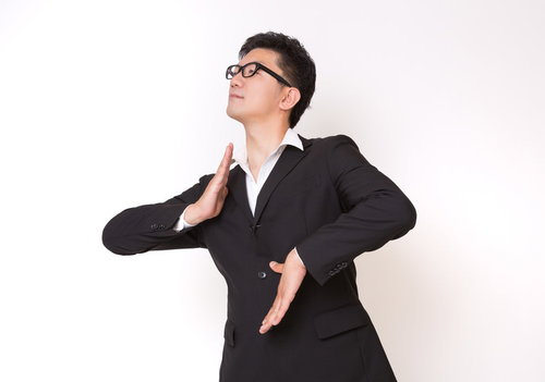 不思議な踊りをはじめたスーツ姿の眼鏡男子