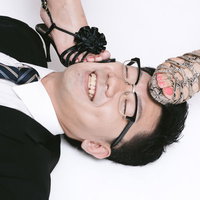 公園のベンチで休む社畜の変態男性の写真