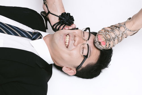 公園のベンチで休む社畜の変態男性