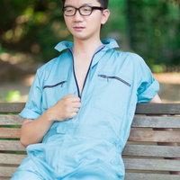 作業着の男性がベンチでジーッと遠く眺めるの写真