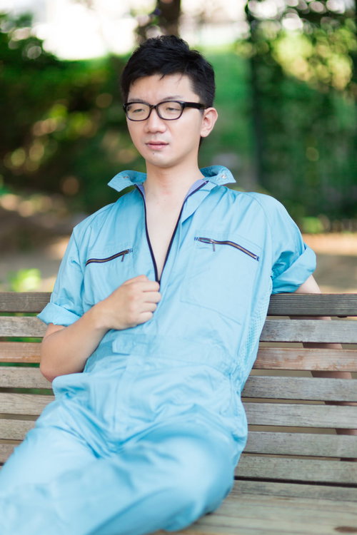 作業着の男性がベンチでジーッと遠く眺める