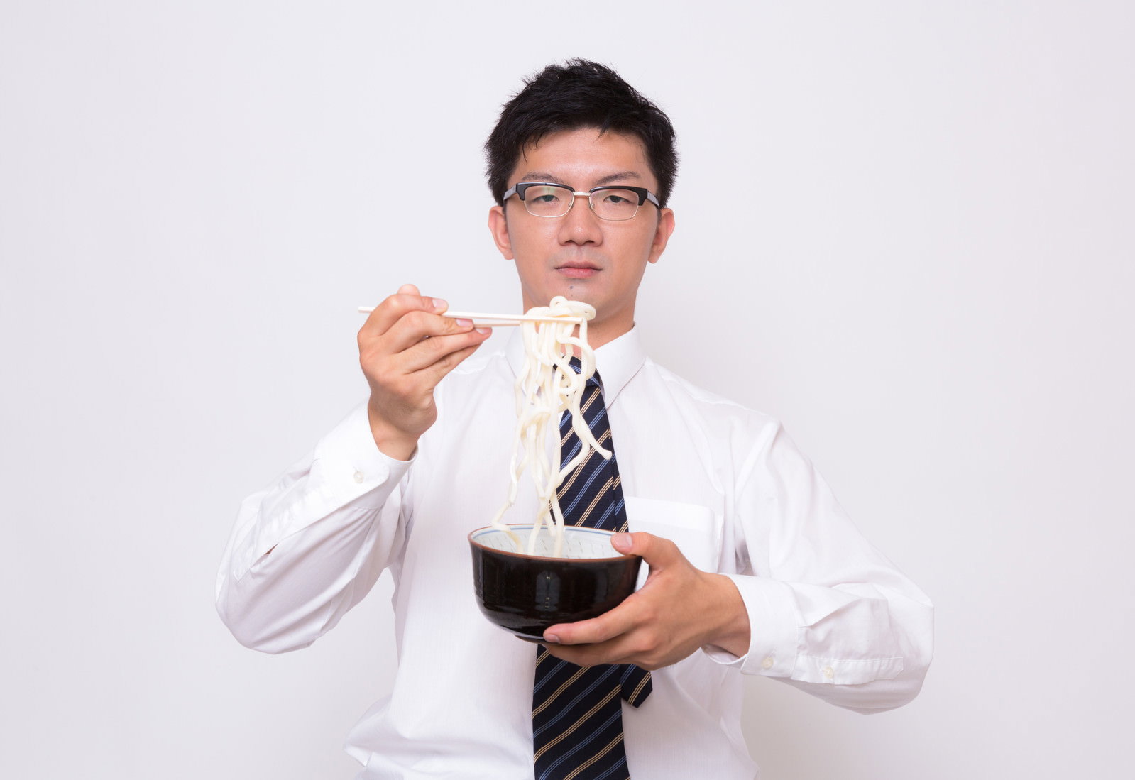 ワイシャツとネクタイのビジネスマンが素うどんを食べる［モデル：ozpa］