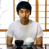 朝から昔話盛りを食べる逆糖質制限男性の朝食風景の写真