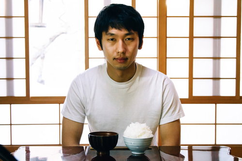 朝から昔話盛りを食べる逆糖質制限男性の朝食風景