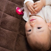 おしゃぶりよりもカメラ目線の赤ちゃんの寝顔の写真