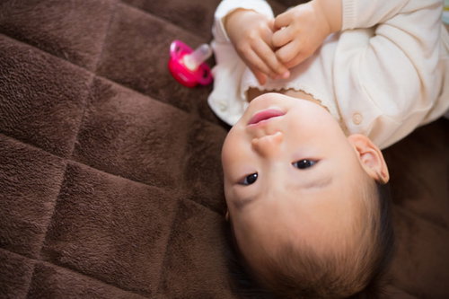 おしゃぶりよりもカメラ目線の赤ちゃんの寝顔