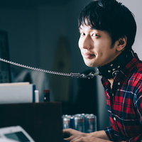 目覚まし時計に八つ当たりする社畜の写真