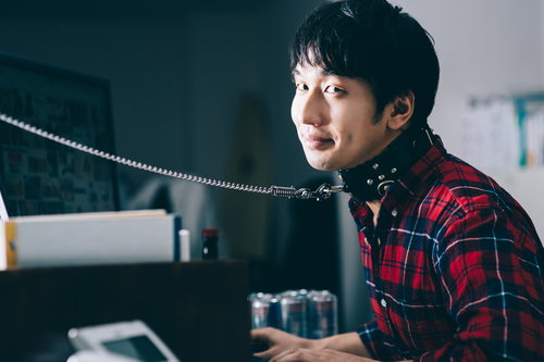 目覚まし時計に八つ当たりする社畜