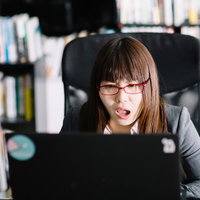 友人に送るメールを取引先に誤送信してしまった時の女性の写真