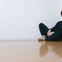 家主の痴話喧嘩をチラ見する居候男性の日常風景の写真