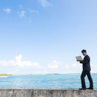 南の島で電波を求めて歩くポケットWi-Fiトラベラーの写真