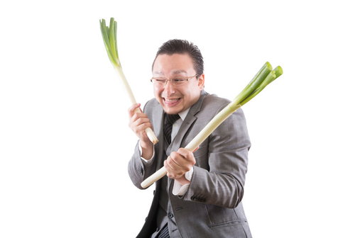 いかにもカモられやすいドイツ人ハーフが葱を持ってきた