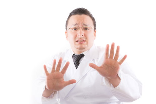 医者もドン引き！両手を上げて制止する白衣姿の男性