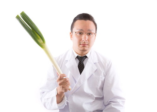 風邪予防には葱でしょと白衣の医者が持つ長葱