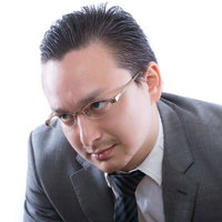眼鏡をかけた燃え尽き症候群のビジネスマンの写真