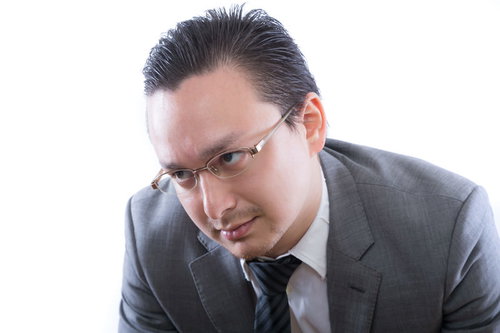 眼鏡をかけた燃え尽き症候群のビジネスマン